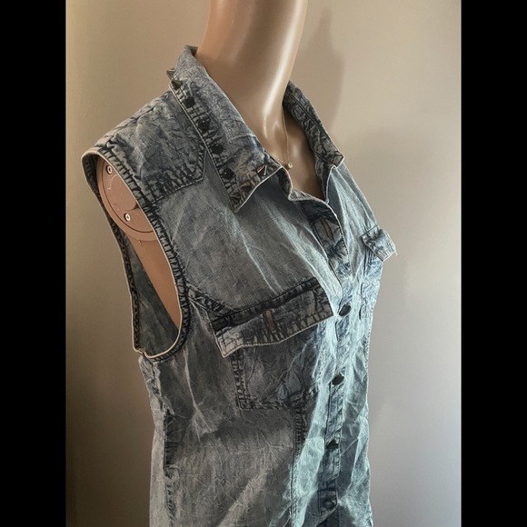 Collar studded sleeveless button down shirt with pockets - Picture 4 of 10